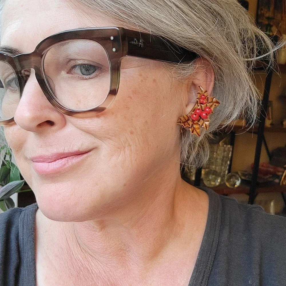 Vintage 50s enameled celluloid golden holly earclimber clip-on‎ earrings holiday
